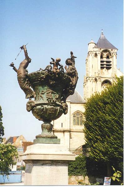 Bourges, Vase en bronze des Jardins de l'Archeveché (17e) et Cathédrale Saint-Etienne (13e)
