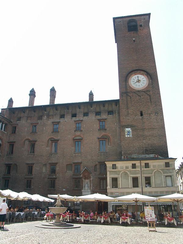 Mantova, Piazza Broletto