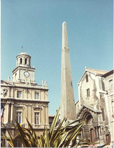 Arles, Place de la République avec Hotel de ville (17e, tour de l'horloge du 16e), obélisque du cirque romain et église Saint-Trophime