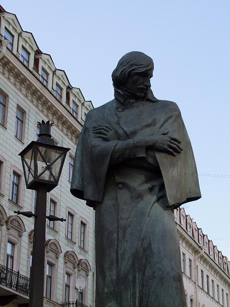 Saint-Pétersbourg, Oulitsa Malaïa Koniouchennaïa, Nikolaï Gogol