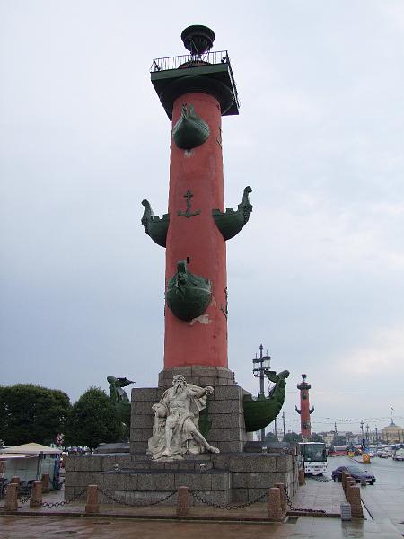 Saint-Pétersbourg, Colonnes rostrales